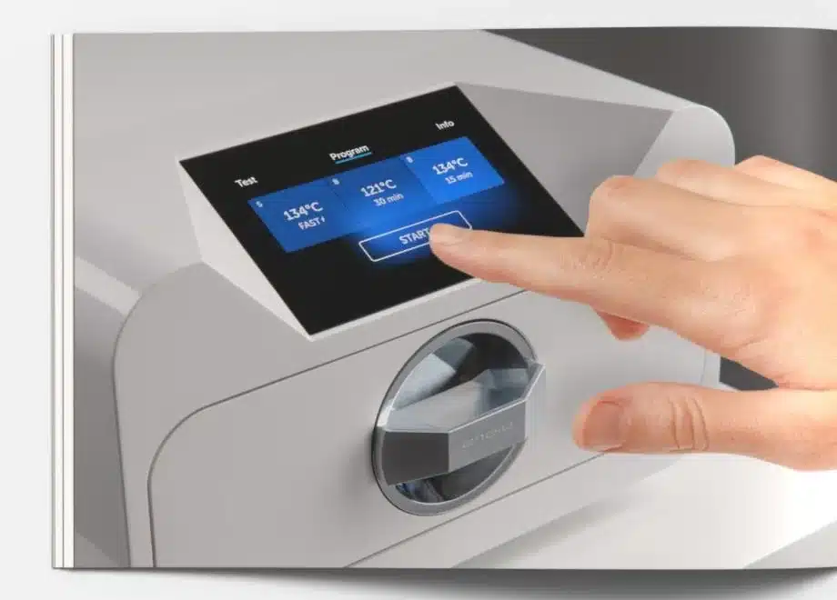 Selección de ciclo en la pantalla táctil de un autoclave Enbio